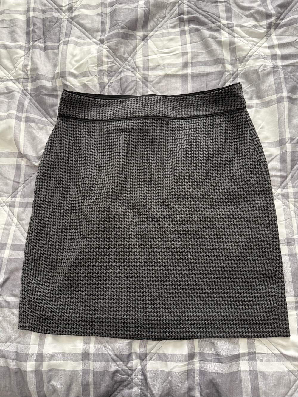 Banana Republic Black & Gray Houndstooth Pencil Skirt